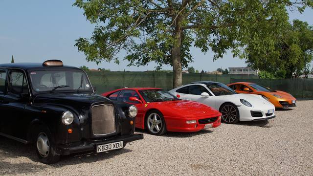 Taxi londinese e Ferrari al Museo