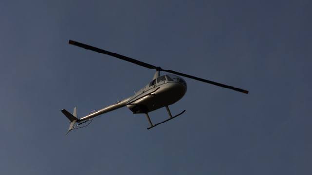 Elicottero in volo sopra la festa