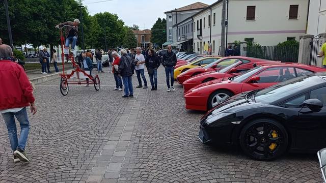 Ferrari parcheggiate tra il pubblico ad Arsego