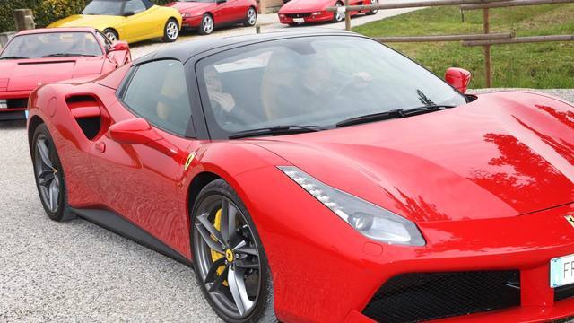 Ferrari rossa esposta al museo
