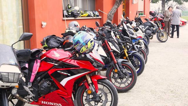 Moto sportive in fila davanti al museo