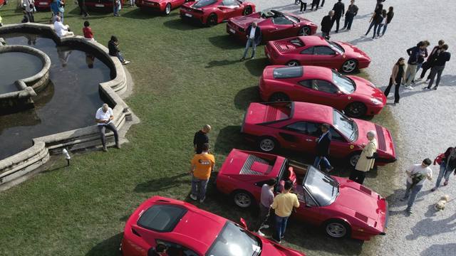 Ferrari sul prato della villa