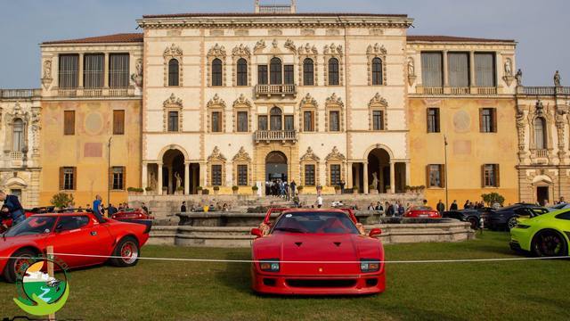 Ferrari F40 davanti a Villa Contarini