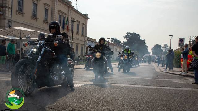 Moto in partenza tra il fumo delle gomme