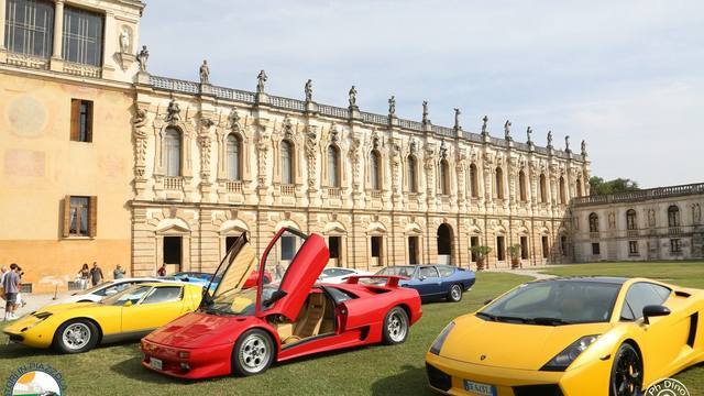 Lamborghini gialle davanti a Villa Contarini