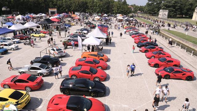 Ferrari rosse in fila in Piazza Contarini