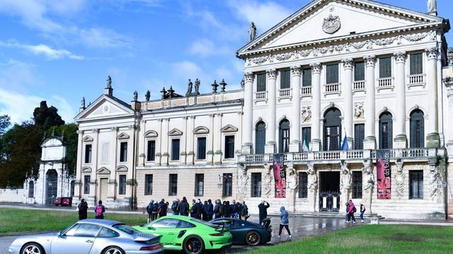 Supercar davanti a Villa Pisani a Stra